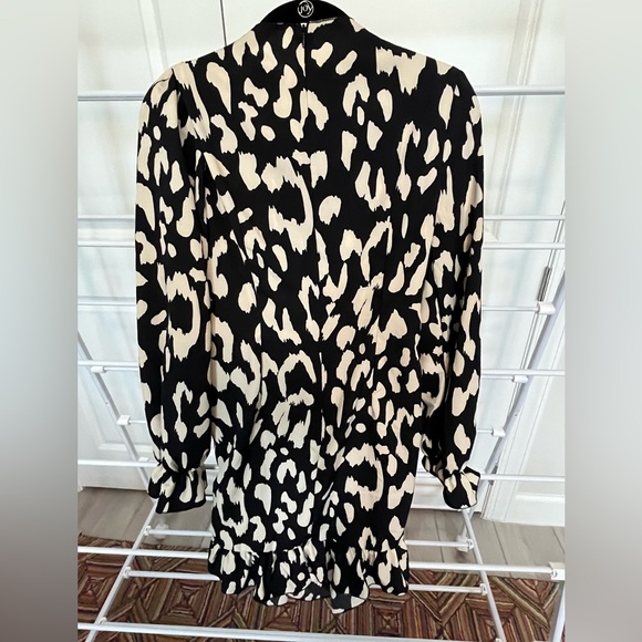 Modern lightweight dress, ruffle detail with professional but fun look - Picture 2 of 9